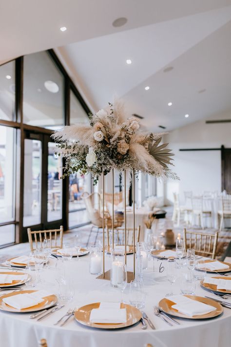 White Boho Centerpieces, Boho Style Centerpieces, Neutral Pampas Wedding, Boho Reception Centerpieces, Wedding White And Champagne, Modern Champagne Wedding, Champagne And Pampas Wedding, Best Bridal Bouquet, White Flowers And Pampas Wedding