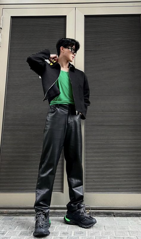 Elphaba Outfit, Futuristic Clothing Men, Cyberpunk Style Outfit, Fashion Dark, Futuristic Style, Metallic Leggings, Metal Clothing, Cyberpunk Style, Hip Hop Outfits