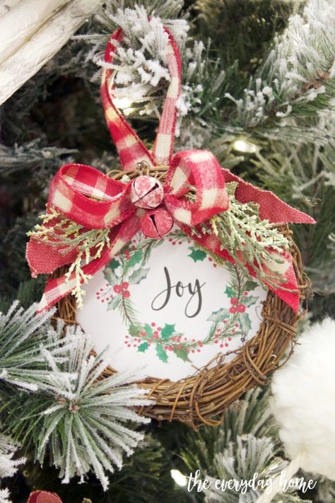 The Everyday Home and Barb Garrett shares an easy DIY Wreath Ornament and three free printables for an old fashioned Christmas ornament project. Mini Wreaths Diy Christmas, Mini Wreath Diy, Christmas Bazaar, Christmas Leaves, Creative Wreaths, Easy Diy Wreaths, Wreath Ornament, Bazaar Ideas, Personalised Christmas Baubles