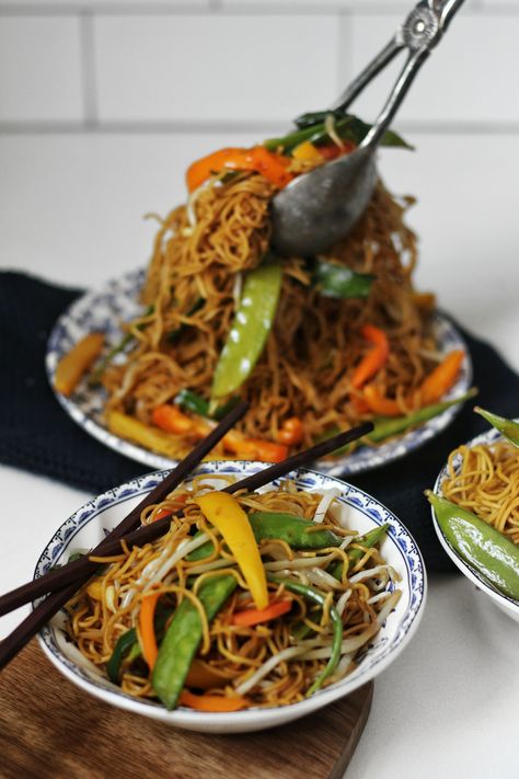 vegan classic chow mein Chow Mein Recipes, Chowmein Noodles, Vegan Chow Mein, Vegan Chinese Food, Vegan Fried Rice, Vegan Chinese, Homemade Chinese, Chow Mein Recipe, Asian Noodle Recipes