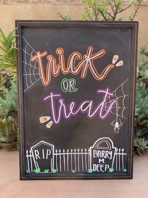 Halloween Marker Board Ideas, Chalkboard Ideas Home, Cute Chalkboard Signs, Fall Marker Board Art, Kitchen Chalkboard Ideas Quotes, Halloween Chalk Board Decor, Happy Halloween Chalkboard Art, Halloween Party Chalkboard Signs, Fall Halloween Chalkboard Art