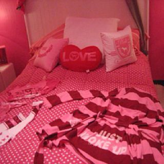 Mcbling Room, Bedroom Designs Ideas, Victoria Secret Bedding, Pink Victoria Secret Bedding, Bedrooms Furniture, Pink Core, Pink Bed, Pink Outfits Victoria Secret, Babe Cave