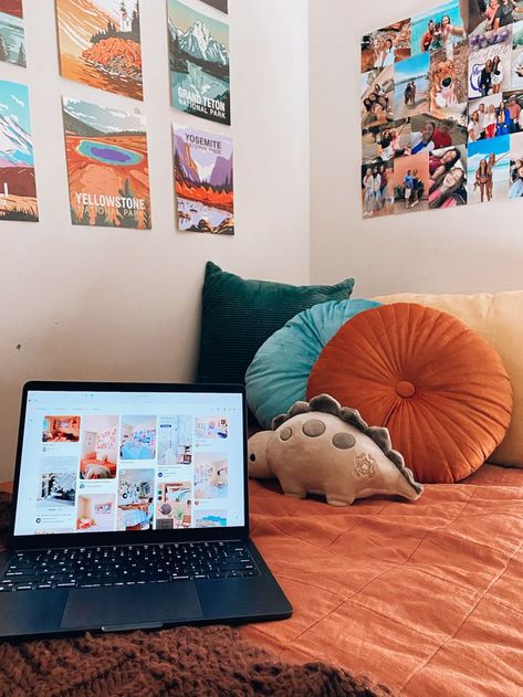 Granola Girl Room Aesthetic, Granola Girl Bedroom, Earth Toned Bedroom, Granola Bedroom, Girl Bedroom Aesthetic, Room Inspo Cozy, National Park Decor, Dorm Room Colors, Bedroom Comfy