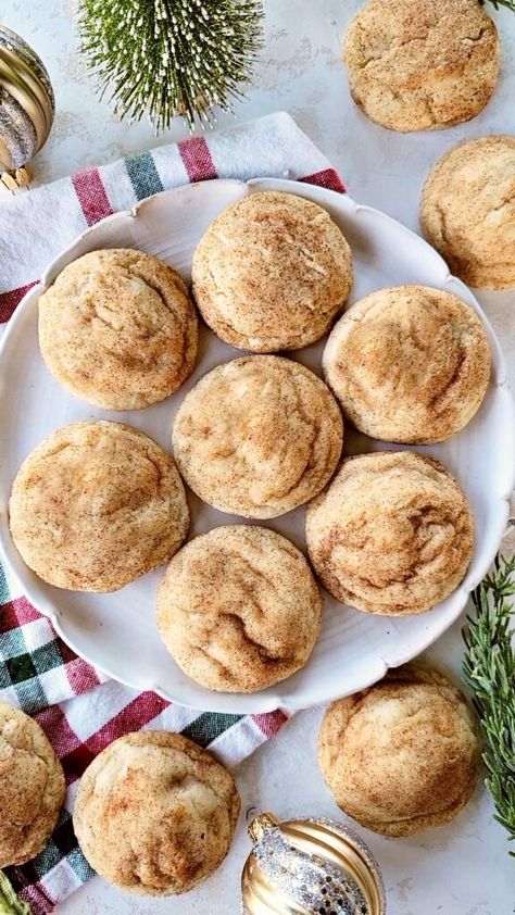 These soft and chewy Snickerdoodle Cookies can be made in 30 minutes from start to finish. No dough chill time required. Homemade cookie dough is generously rolled in a delicious cinnamon sugar mixture before baking. Each bite is filled with all the classic flavors of Snickerdoodle cookies that you love. Nutella Star, Cheesecake Simple, Chewy Snickerdoodle Cookies, Raspberry Coffee Cakes, Crumble Cheesecake, Soft Rolls, Overnight Cinnamon Rolls, Raspberry Coffee, Gingerbread Cheesecake