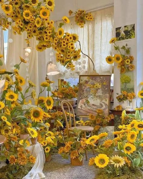 Circle Bed, Sun Flowers, Sunflower Garden, Sunflower Jewelry, Sunflower Gifts, Rose Lily, Nothing But Flowers, Yellow Aesthetic, Room Makeover Inspiration