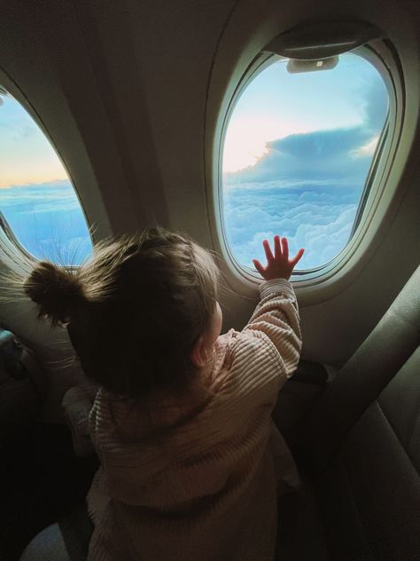 Kids Vision Board, Photo Avion, Travel Instagram Ideas, Airplane Kids, Dad Pictures, Airport Pictures, Airport Aesthetic, Family Beach Trip, Airplane Window