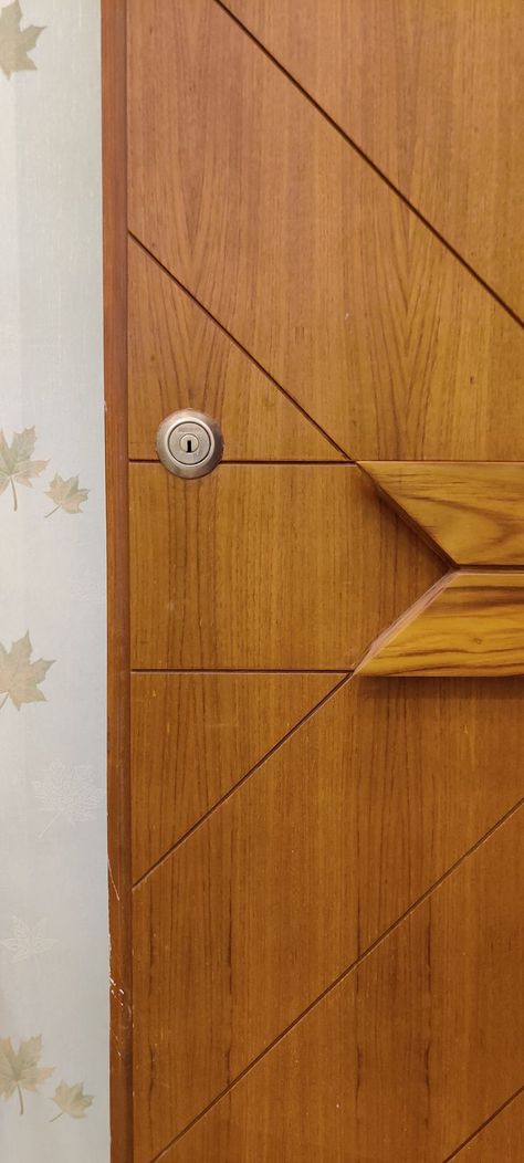 Solid veneer door with groove details. Door Groove Design, Veneer Door Design, House Main Door, House Main Door Design, Main Entrance Door Design, Main Entrance Door, Veneer Door, Home Door Design, Groove Design