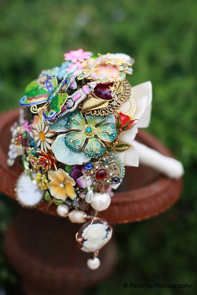 Wedding bouquet made from costume jewelry. Great way to use your family's unused pieces-this bouquet could be handed down through the family:) Insect Craft, Jewelry Bouquet, Everlasting Bouquet, Jeweled Bouquet, Grandmother Necklace, Wedding Brooch Bouquets, Indie Wedding, Butterfly Wedding, Bouquet Ideas