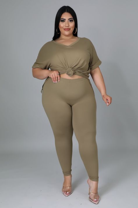 Beige Jumpsuit, Curvy Pants, Black Blouse Long Sleeve, No Closure, High Waist Leggings, Poses References, Plus Size Models, Tie Dye Dress, Curvy Outfits