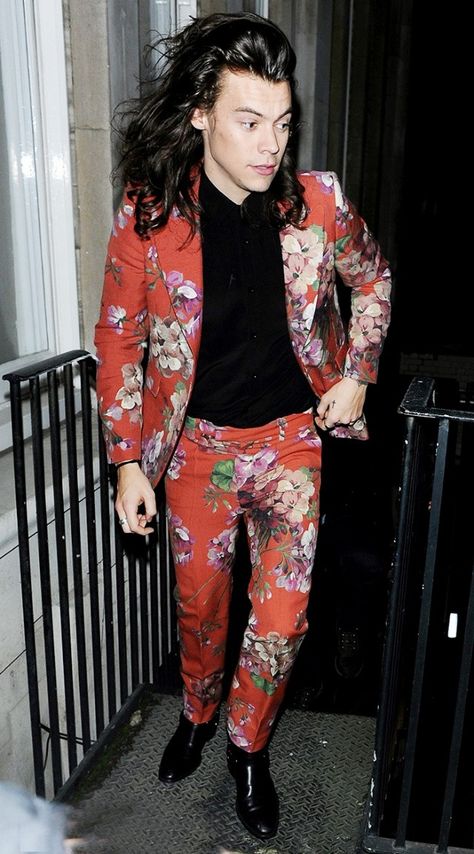 ❤️ Harry Styles Gucci, Harry Styles Long Hair, Floral Suit, Gucci Suit, Harry Styles Funny, Gucci T Shirt, Gucci Floral, Mens Fashion Edgy, Alternative Rock