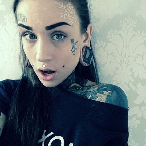 Cheek Piercings, Toe Tattoos, Face Tattoos For Women, Monami Frost, Borneo Tattoo, Super Tattoo, Girl Face Tattoo, Scene Punk, Japanese Dragon Tattoos