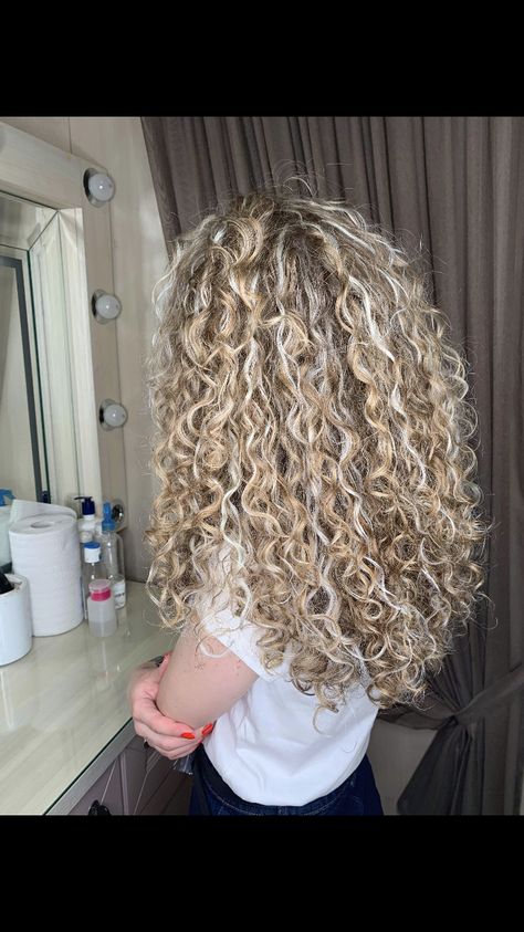 Permed Hair Medium Length, Highlights Blonde Balayage, Blonde Highlights Curly Hair, Roots Blonde Hair, Blue Eyes Blonde, Hair With Dark Roots, Grey Blonde Hair, Highlights Curly Hair, Summer Blonde