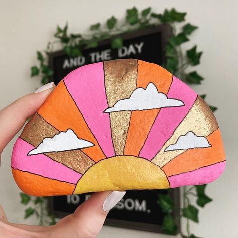 Rocks To Paint Ideas, Sunset Rock Painting Easy, Rectangle Rock Painting Ideas, Triangle Painted Rocks, Retro Rock Painting, Sunset Painted Rocks, River Rock Painting Ideas, Paint Rocks Ideas Easy, Painted River Rocks Ideas