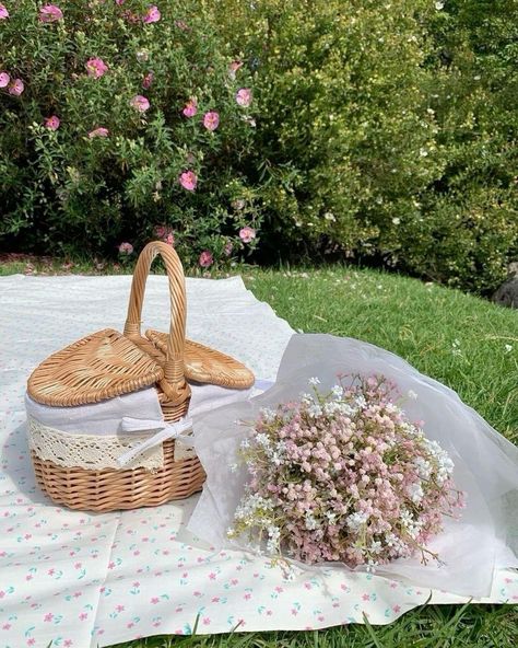 Cottagecore Pink, Picnic Inspiration, Cottage Aesthetic, Spring Inspo, Wicker Picnic Basket, Basket With Lid, Picnic Date, Spring Mood, Spring Aesthetic