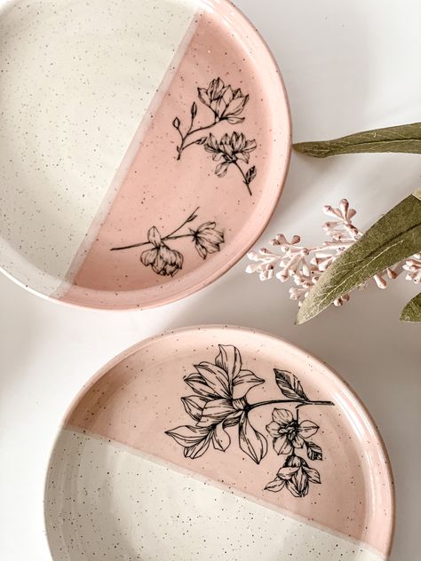 Pottery Painting Ideas Serving Dish, Paint A Pottery Ideas, Pottery Inspo Painting, Painting Plates Ideas, Clay Cafe Painting Ideas, Hand Painted Pottery Plates, Plate Painting Ideas Diy, Painted Plates Ideas, Pottery Painting Plate Ideas