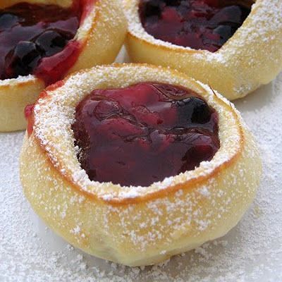 Mini German Pancakes made in cupcake tins. Only fill the tin 1/2 full and it will create the crater when it bakes. Fill with fresh fruit.: Mini German Pancakes, Prim Rose, Testy Food, Breakfast Donuts, German Pancakes, Muffin Cupcake, Baked Fruit, Cupcake Tins, Rose Hill