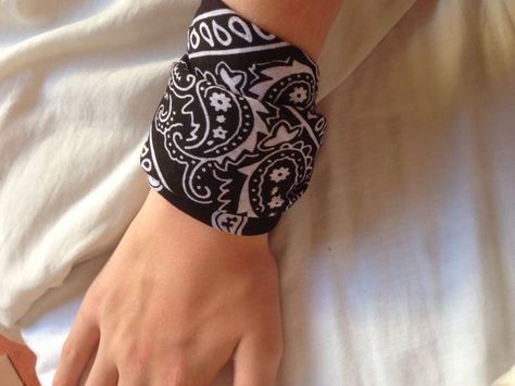 How to Make a Bandana Bracelet: 9 Steps (with Pictures) - wikiHow Bandana Styles For Men, Masc Accessories, How To Wear Bandana, Bandana Accessory, Bandana Armband, Bandana Folding, Irina Jelavic, Bandana Bracelet, Outfit Nero