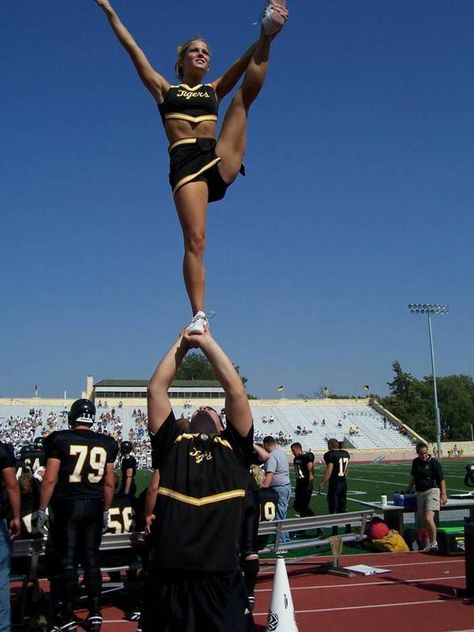 Heal-strech one man??? Yes Sir! Cheer Photo Poses, Linda Tran, Cool Cheer Stunts, Cheerleading Stunts, Cheer Photo, Stunt Video, Cheer Hacks, Youth Cheer, Cheer Photography