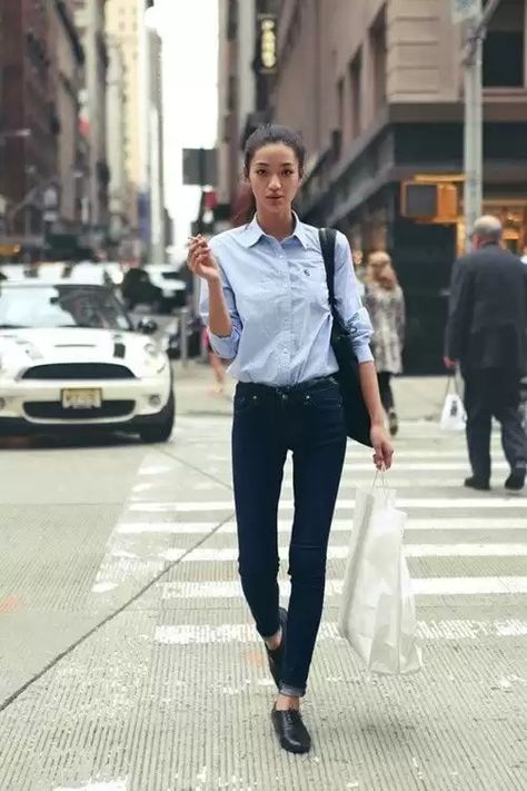 Casual Chique Stijl, Light Blue Dress Shirt, Tomboy Chic, Business Shirt, Nyc Street Style, Slippers Black, Black Slippers, Light Blue Dresses, Blue Shirt Dress