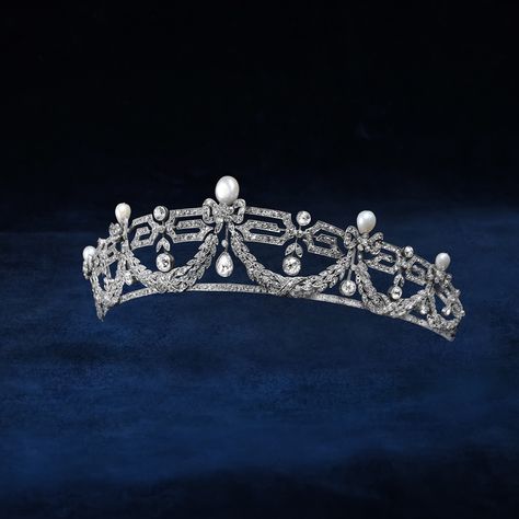 Royal Crowns Queen, Exhibits Design, King George Vi, Tiaras Jewellery, Pearl Tiara, Beautiful Tiaras, Royal Tiaras, Headpiece Jewelry, The Coronation