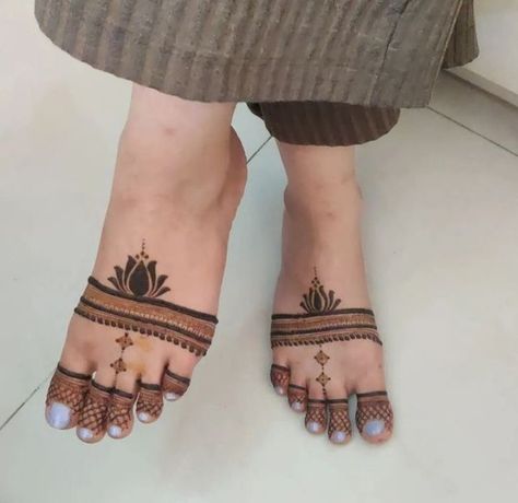 Mehedi Design For Leg, Mehndi On Legs Simple, Teej Mehndi Designs Simple, Lag Mehndi Design Dulhan, Mehendi On Leg, Foot Mhendi Dessin, Mehendi For Feet Simple, Legs Simple Mehndi Design, Leg Mehndi Simple