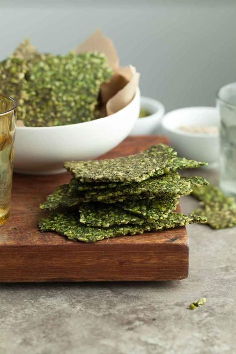 These gloriously green gluten-free, paleo and vegan pesto kale seed crackers are a cross between kale chips and seed crackers. Gluten Free Pesto, Dairy Free Pesto, Healthy Crackers, Seed Crackers, Kale Pesto, Homemade Crackers, Happy Mind, Vegan Pesto, Feel Good Food