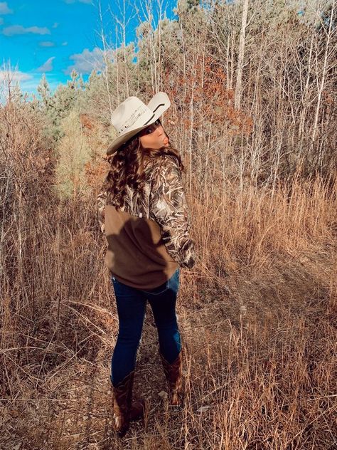 Camo Cowgirl Outfits, Country Outfits Photoshoot, Fall Photoshoot Poses For Women, Hunting Outfits For Women Country, Cowgirl Outfits Fall, Hillbilly Outfit, Cute Hunting Outfits For Women, Country Outfits Women Winter, Farming Outfits