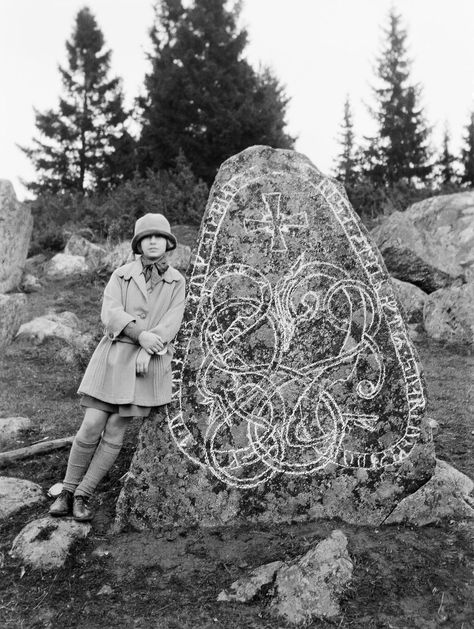 Swedish Countryside, Ancient Runes, Rare Historical Photos, Father Images, Rune Stones, Standing Stone, Old Norse, Viking History, Viking Art