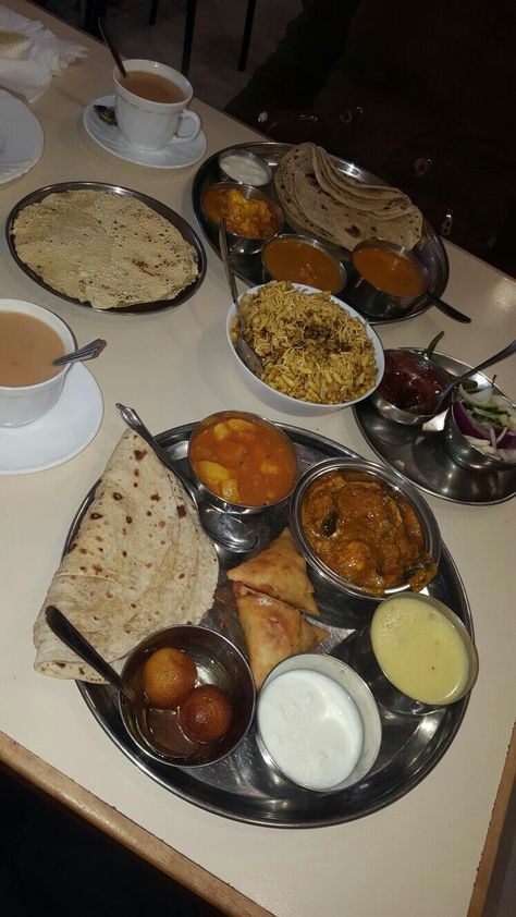 The best gujarati thali!! Indian Thali Snapchat, Dhaba Food Snapchat, Aftari Dishes Pic, Bhojan Thali, Dhaba Food, Food Snapchat Story, Gujarati Thali, Indian Food Photography, Eating Food Funny