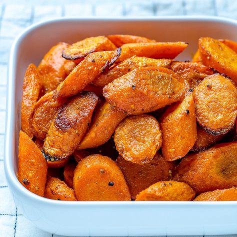 Curry Roasted Carrots Roasted Carrots Recipe, Carrots Recipe, Easy Curry, Clean Food Crush, Food Crush, Carrot Recipes, Quick Weeknight Dinners, Roasted Carrots, How To Turn