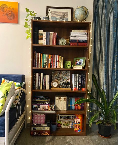 Book Shelf Makeover, Book Shelf Ideas Bedroom Small Spaces, Indian Bookshelf, Modern Kitchen Colors, Bedroom Decor Pictures, Kitchen Remodel Modern, Hostel Room, Indian Room Decor, Simple Living Room Decor