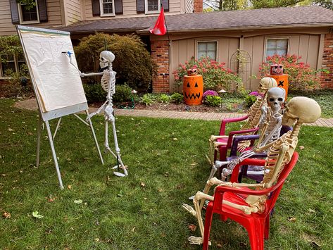 Skeleton Set Up Halloween, Skeleton Displays, Skeleton Decorations Outdoor, Skeleton Scenes, Camper Halloween, Skeleton Memes, Skeleton Poses, Skeleton Ideas, Fun Diy Halloween Decorations