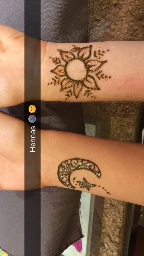 Best friend henna tattoos of the sun and the moon Henna Tattoo Designs Best Friend, Henna Tattoo Designs Sun And Moon, Bff Henna Ideas, Henna Designs Best Friends, Henna Matching Best Friends, Best Friend Henna Tattoos, Sun Henna Designs Simple, Bff Henna Tattoos, Best Friend Henna Designs