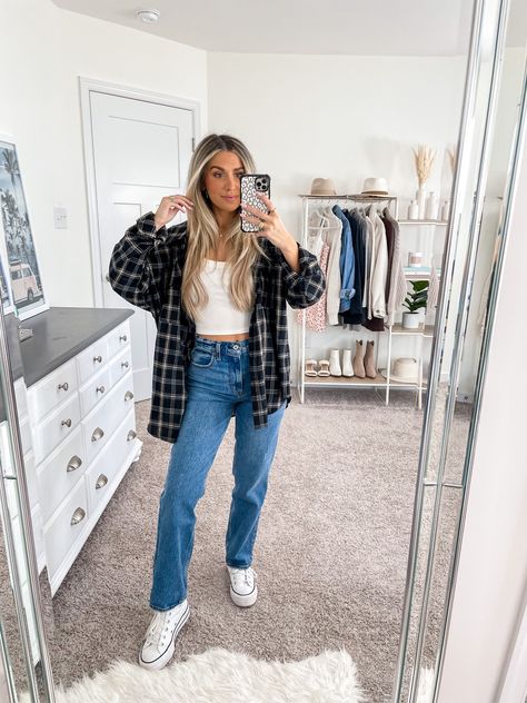 90s High Rise Relaxed Jeans Outfit, 90s Mom Jeans Outfit, 90s Straight Leg Cargo Jeans For Fall, 90s High Waist Cargo Jeans For Fall, 90s Style Baggy High-rise Jeans, 90s Straight Leg Jeans Outfit, Straight Leg Jeans Outfits Winter, 90s High Rise Ripped Jeans, 90s Jeans Outfit