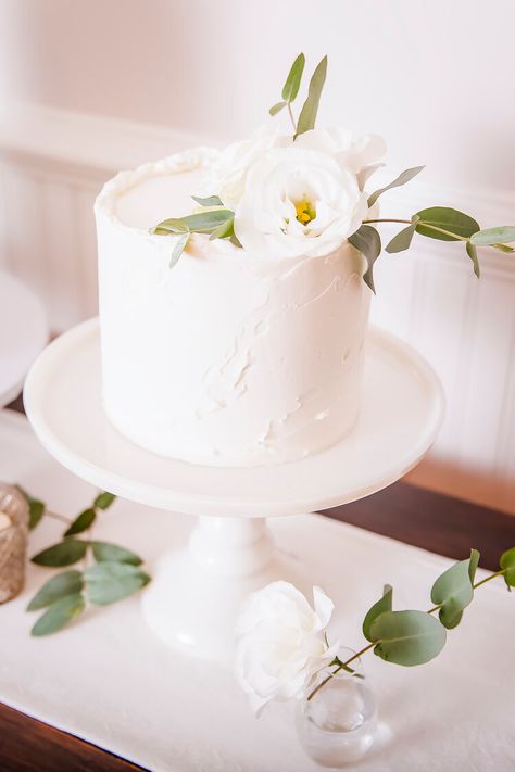 Cakes Wedding Simple, Birthday Cake White With Flowers, Wedding Cakes One Floor, Minimal Icing Wedding Cake, 6in Wedding Cake, Simple White Wedding Cake 1 Tier, Single Layer White Wedding Cake, Single Serve Wedding Cake, Simple White Wedding Cake With Flowers