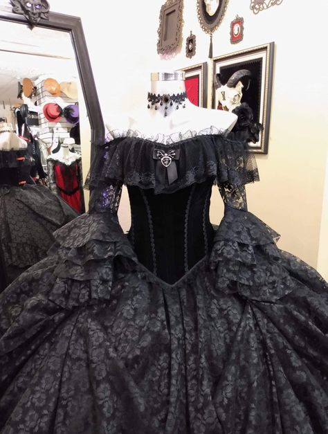 Gothic Birthday Dress, Goth Dresses Prom, Vintage Gothic Prom Dress, Vampire Wedding Ideas, Goth Quinceanera Dress, Goth Princess Dress, Gothic Prom Dress Corsets, Black Dress Aesthetic Vintage, Black Victorian Wedding Dress