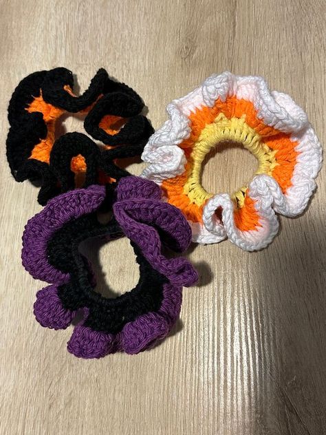 crochet halloween scrunchies! Things To Sell For Halloween, Halloween Crochet Scrunchies, Halloween Crochet Market Ideas, Things To Crochet For Fall, Fall Crochet Market Ideas, Fall Crochet Accessories, Halloween Crochet Accessories, Fall Crochet Ideas Decor, Halloween Things To Crochet