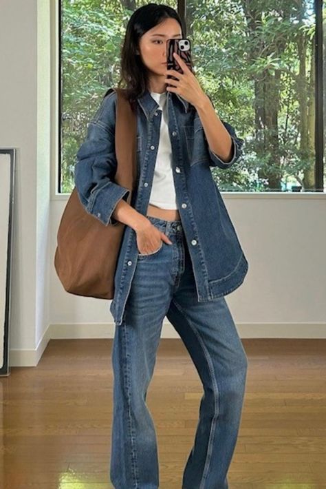 woman wearing an oversized denim shirt, white t-shirt, and jeans Cropped Denim Shirt Outfit, Denim Long Sleeve Shirt Outfit, Long Sleeve Shirt Outfit, Cropped Denim Shirt, Long Sleeve Shirt Outfits, Denim Shirt Outfit, Body Decor, Easy Fashion, Long Sleeve Denim Shirt