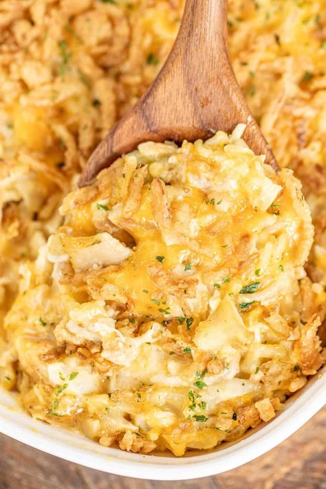 French Onion Chicken Rice-a-Roni Casserole Recipe– creamy chicken and rice casserole loaded with tons of great flavor! Super easy to make and tastes fantastic!! Can make it ahead of time and refrigerate or freeze for a quick meal later! Chicken Rice-A-Roni, cooked chicken, cream of chicken soup, french onion dip, garlic, cheddar cheese, and french fried onions. Everyone cleaned their plate and went back for seconds! French Fried Onion Recipes, Fried Onions Recipe, Recipes Using Rice, Chicken Fried Rice Recipe Easy, Chicken Rice Bake, Garlic Cheddar, Rice A Roni, Fried Rice Recipe Easy, Chicken Broccoli Rice Casserole