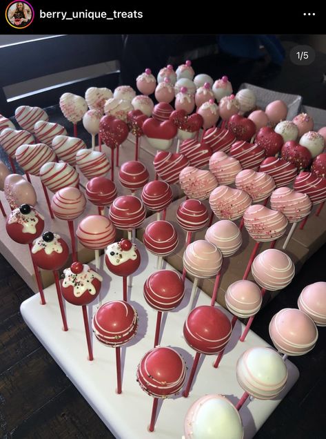 Red And Pink Dessert Table, Cake Pop Decoration Ideas, Tort Hello Kitty, Cake Pop Bouquet, Cake Pop Designs, Cake Pop Decorating, Pop Cakes, Valentine Desserts, Sweet Snacks Recipes