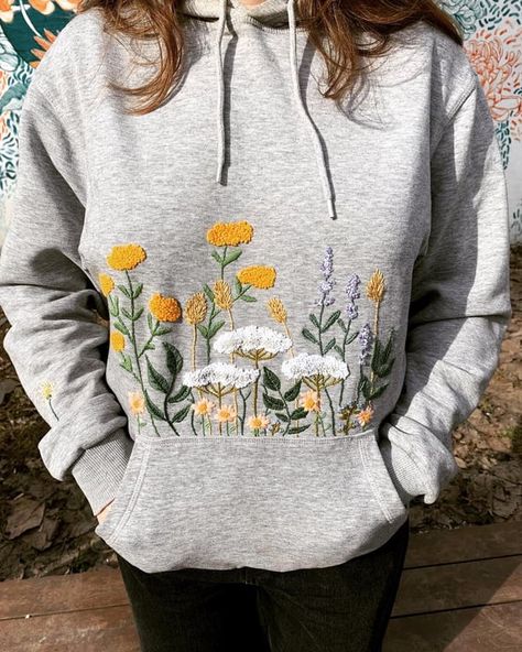 Embroidery Hoodie Ideas, Embroidered Hoodie Diy, Hoodie Embroidery Ideas, Hoodie Embroidery, Light Grey Hoodie, Embroidery Clothing, Clothes Embroidery, Hoodie Diy, Embroidery Tshirt