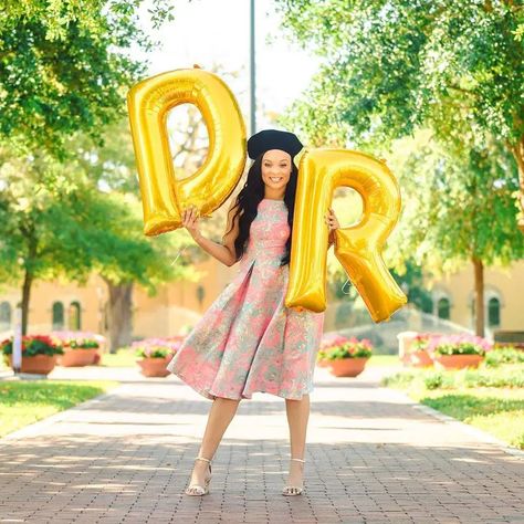 Doctor Graduation Outfit Ideas, Physician Photoshoot, Medical Graduation Photoshoot, Medical School Graduation Pictures Photo Ideas, Medical School Graduation Photoshoot, Doctor Of Pharmacy Graduation, Dr Graduation Pictures, Phd Photoshoot Ideas, Doctoral Graduation Photoshoot