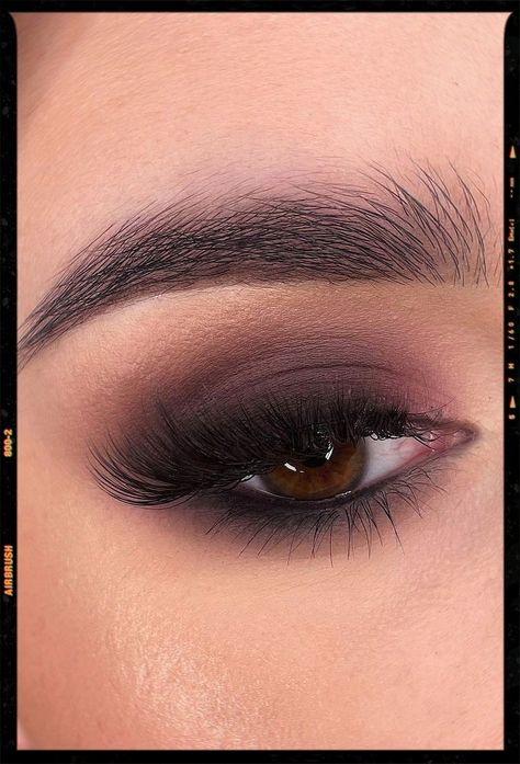 Dark Academia Makeup Looks Inspiration Dark Eyeshadow Brown Eyes, Brown Eyeshadow Smokey Eye, Bridesmaids Makeup Smokey Eye, Brown Smokey Makeup Looks, Makeup Look Brown Eyeshadow, Simple Dark Eyeshadow Looks, Simple Dark Eyeshadow, Makeup For Dark Outfit, Brown Black Eyeshadow