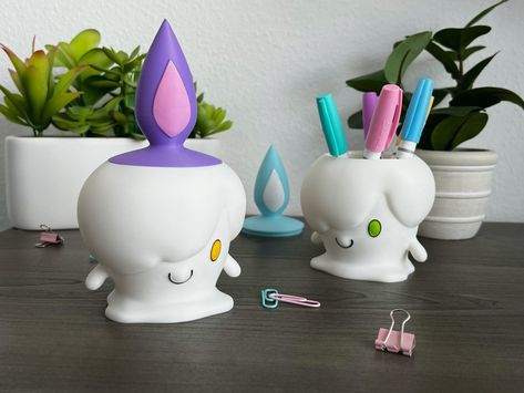 Litwick Desk Buddy Office Container Pokemon Inspired - Etsy Pokemon Kitchen, Pokemon Garden, Pokemon Clay, Cute Workspace, Desk Buddies, Office Container, Pokemon Decor, Pokemon Room, 3d Pokemon