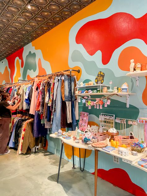 Thrift Shop Store Design, Funky Retail Store Design, Thrift Shop Design Ideas, Thrift Shop Interior Design, Colorful Retail Store, Thrift Store Interior Design, Funky Store Design, Vintage Thrift Store Aesthetic, Thrift Store Design