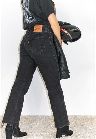 Black Levis Outfit, 501 Levis Women Outfits Street Styles, Levis 501 Outfit Street Style, Levi Jeans Aesthetic, 501 Levis Women Outfits, Trouser Ideas, Levis 501 Outfit, Ridiculous Fashion, Black Levi 501