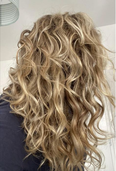 Blonde Waves Hair, Wavy Hair Perm, Wavy Hair Routine, Curly Cuts, 2025 Goals, Natural Curly Hair Cuts, Highlights Curly Hair, Blonde Wavy Hair, Curls Hair