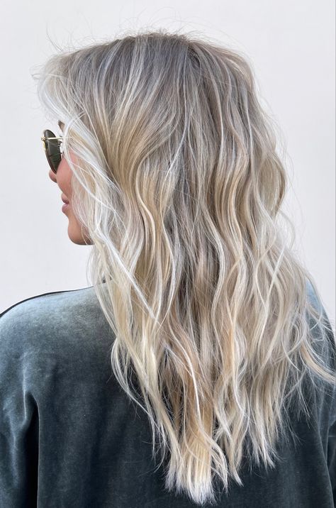 Blonde that looks like hair burned out in the sun Surf Blonde Balayage, Surf Hair Blonde, Surfer Blonde Hair, Beach Blonde Balayage, Blonde Hair And Bangs, Blonde Beach Hair, Beach Blonde Hair Color, Back To Blonde, Blonde Foils