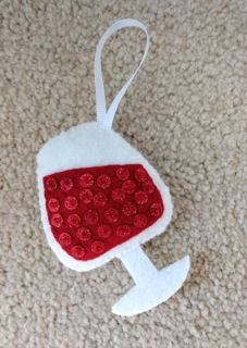 Felt Wine Glass Ornaments, Felt Beer Mug Ornament, Felt Brooches, Felt Ornaments Diy, Diy Felt Christmas Ornaments, Christmas Crafty, Felt Christmas Stockings, Felt Crafts Christmas, Sewing Machine Projects