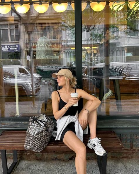 Fredrika Ekerot (@fredrika_ekerot) • Instagram photos and videos Goyard Outfit, Goyard Bag Outfit, Goyard Tote Outfit, Bag Workout, Goyard Tote, Airport Fits, Tote Outfit, Goyard Bag, Bag Outfit